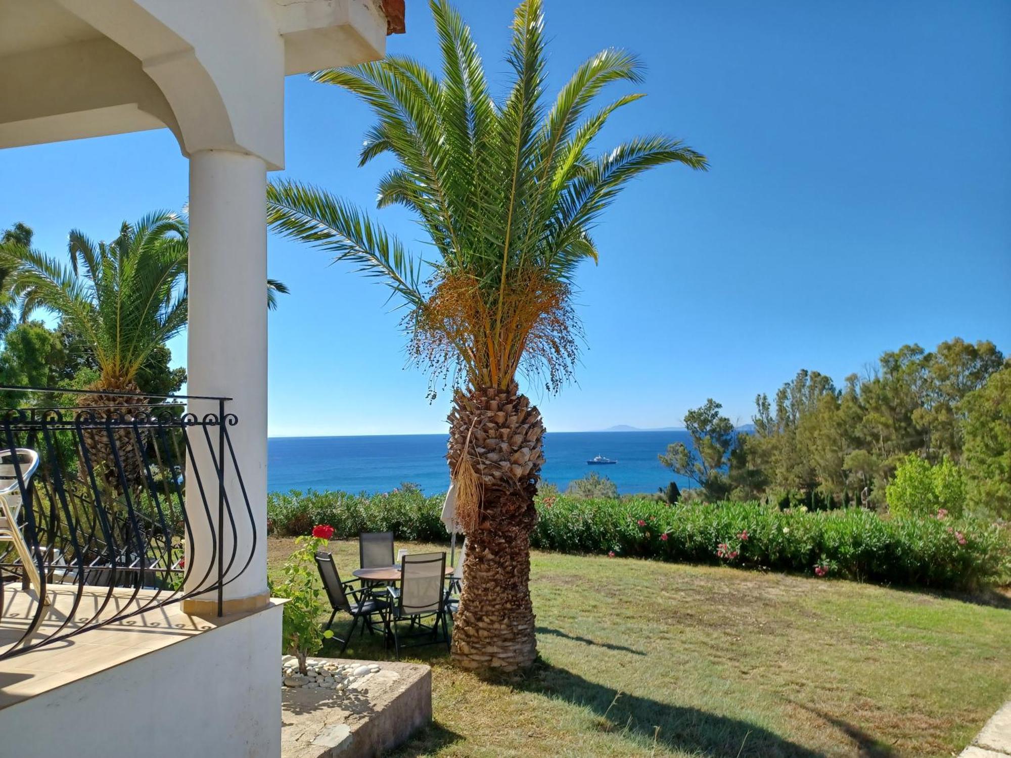 Nerissa Bungalow 2, Two Bedroom House With Sea View Esparta Exterior foto